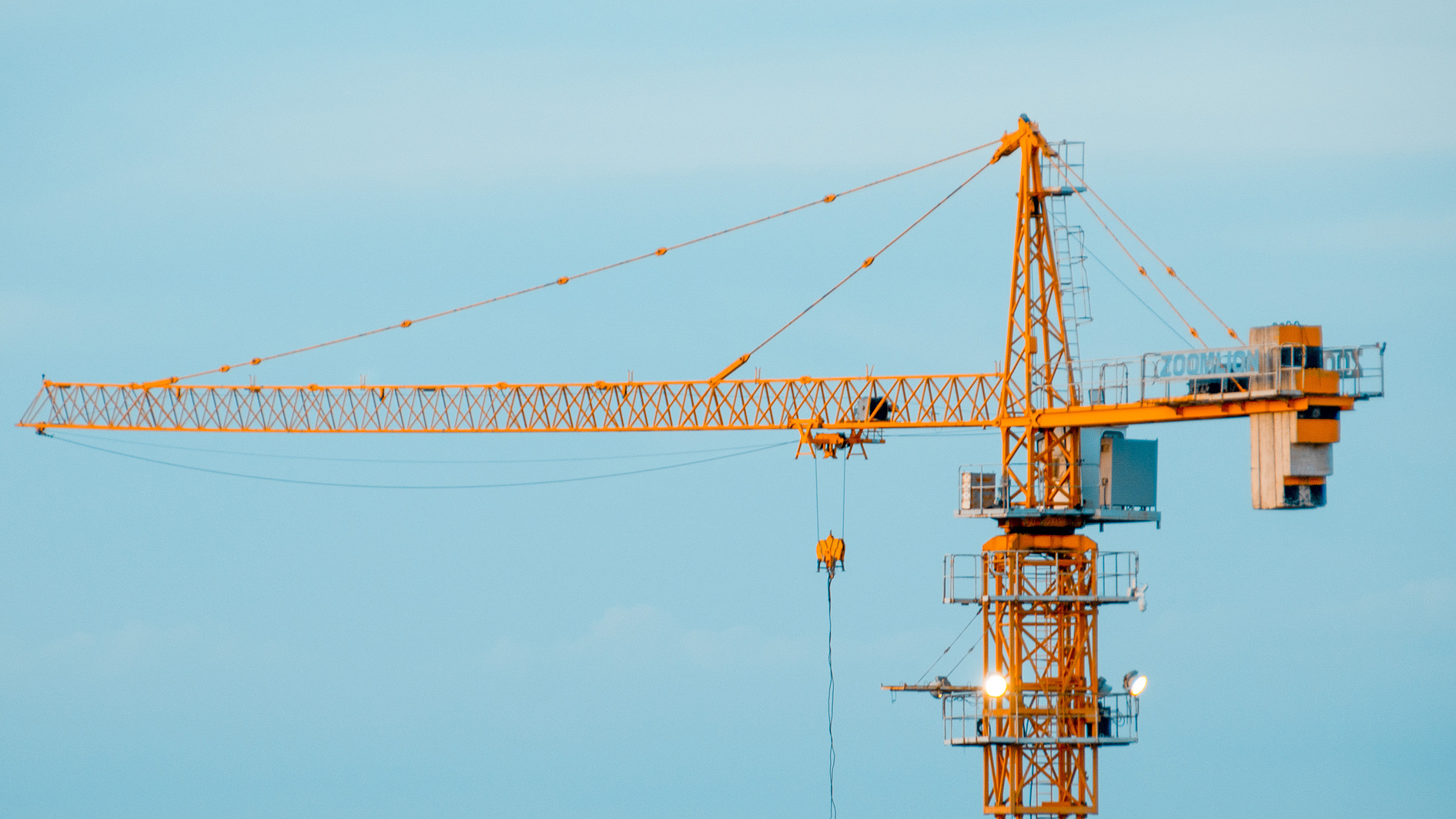 科普丨台风天工地塔吊“随风旋转”是没采取防护措施？