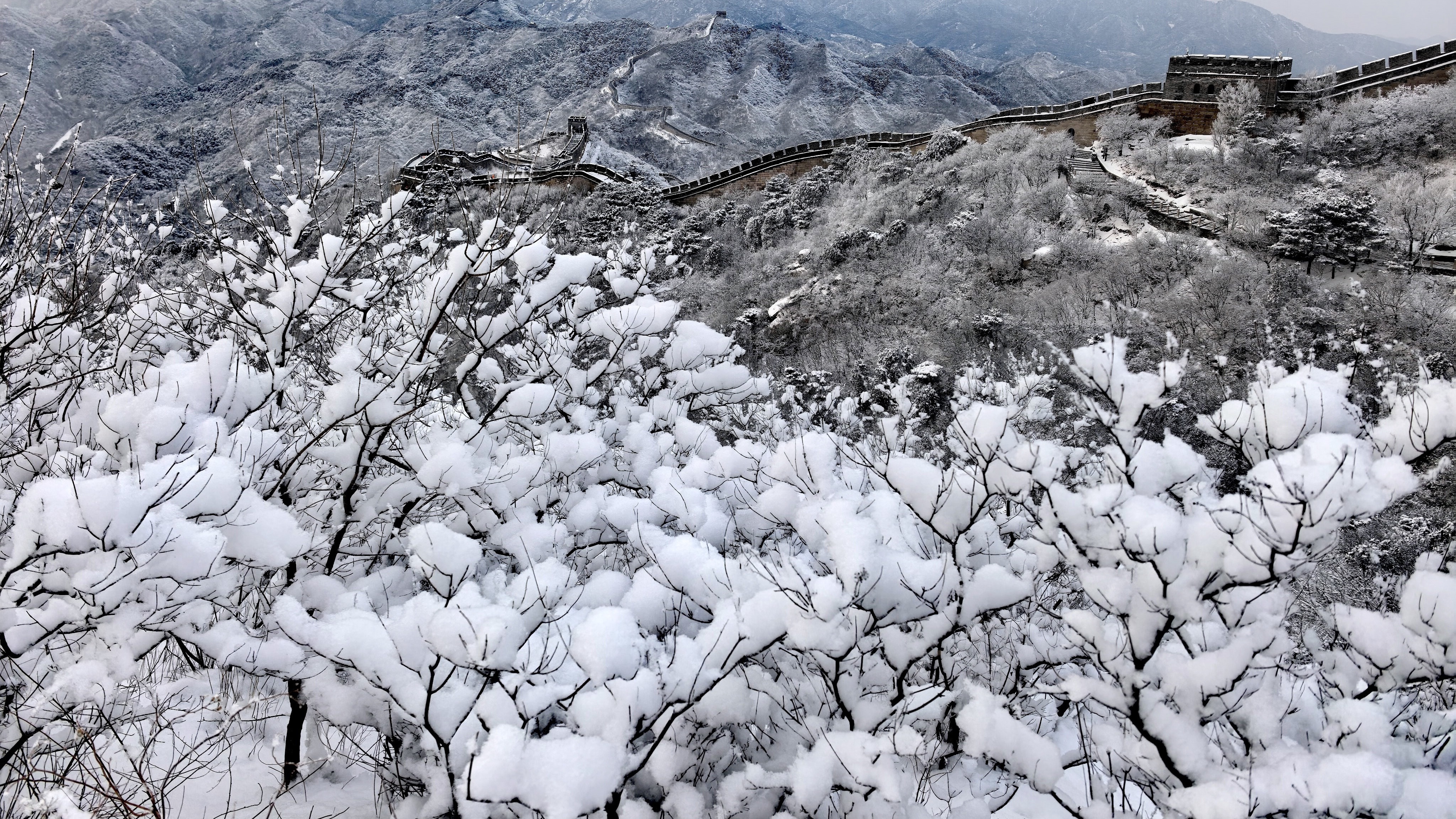 八达岭新年初雪壮美如画，八达岭文旅全力保障游客畅通登城