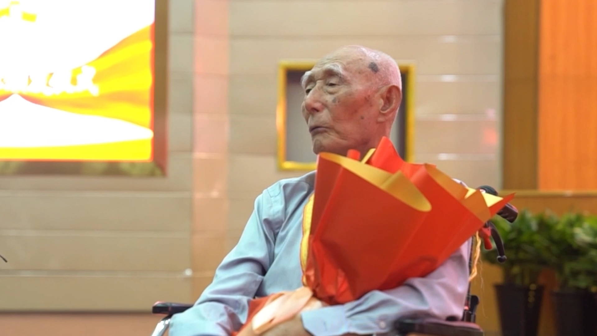 百岁抗战老兵戴上抗战胜利80周年纪念章：这是党送我的生日礼物
