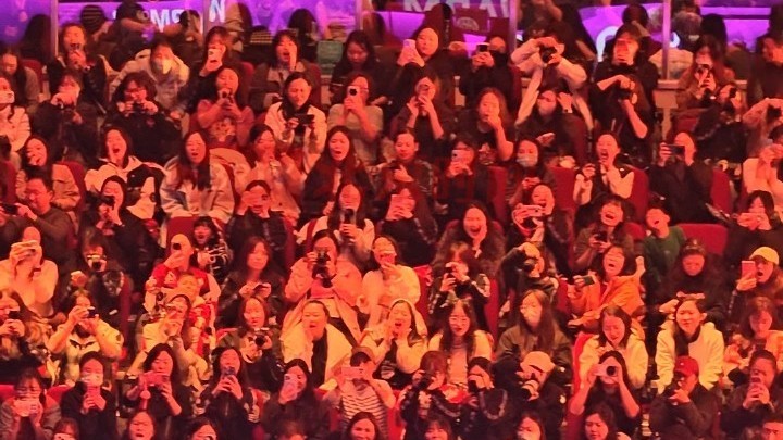 王楚钦对阵松岛辉空,现场观众齐声“王楚钦,加油!” 王楚钦对阵松岛辉空,现场观众齐声“王楚钦,加油!”