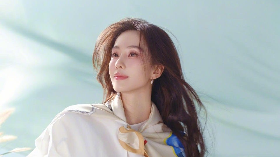 刘诗诗39岁捧花照 舒展又轻盈 优雅又清透 刘诗诗39岁捧花照 舒展又轻盈 优雅又清透