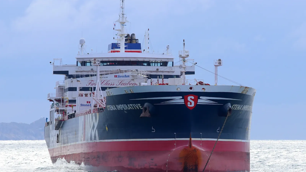 一悬挂美国国旗油轮遭多艘伊朗炮艇逼近 一悬挂美国国旗油轮遭多艘伊朗炮艇逼近