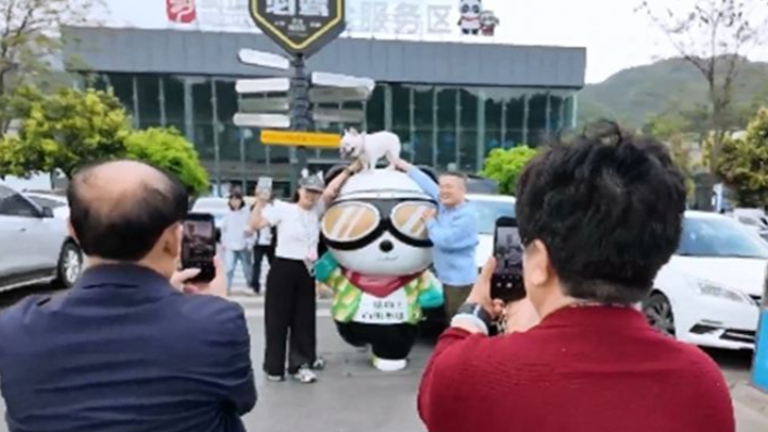 卖文创、造场景,高速服务区正成撬动地方消费的新引擎!自驾别错过 卖文创、造场景,高速服务区正成撬动地方消费的新引擎!自驾别错过