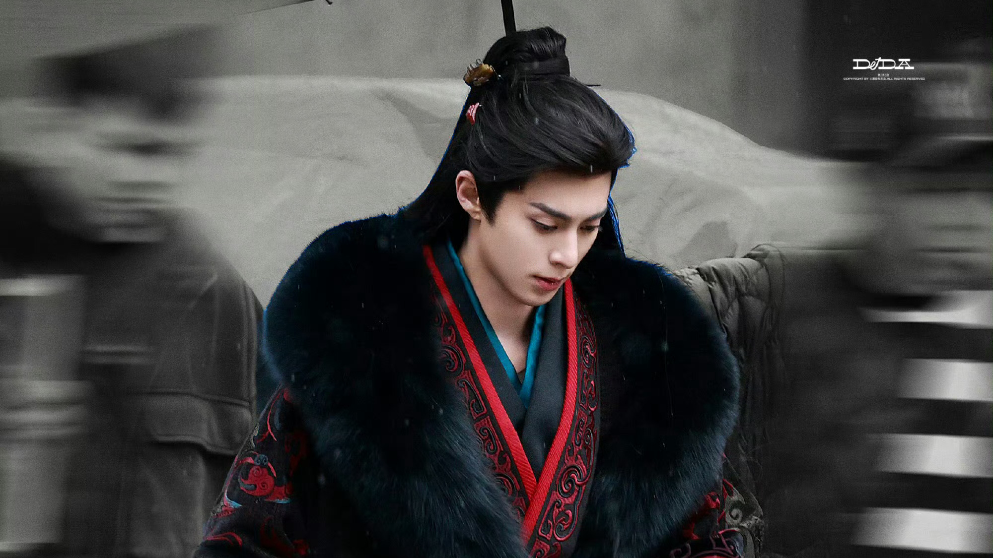 王鹤棣《将门独后》首个路透来袭,一身黑红大氅气场全开 王鹤棣《将门独后》首个路透来袭,一身黑红大氅气场全开