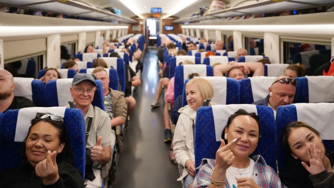 高铁车厢里全是外国人?旅客:出国了,又好像没出 高铁车厢里全是外国人?旅客:出国了,又好像没出