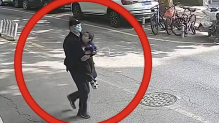 北京街头,六七名蒙面戴帽者强行抱走2岁男童!主谋竟是生父 北京街头,六七名蒙面戴帽者强行抱走2岁男童!主谋竟是生父
