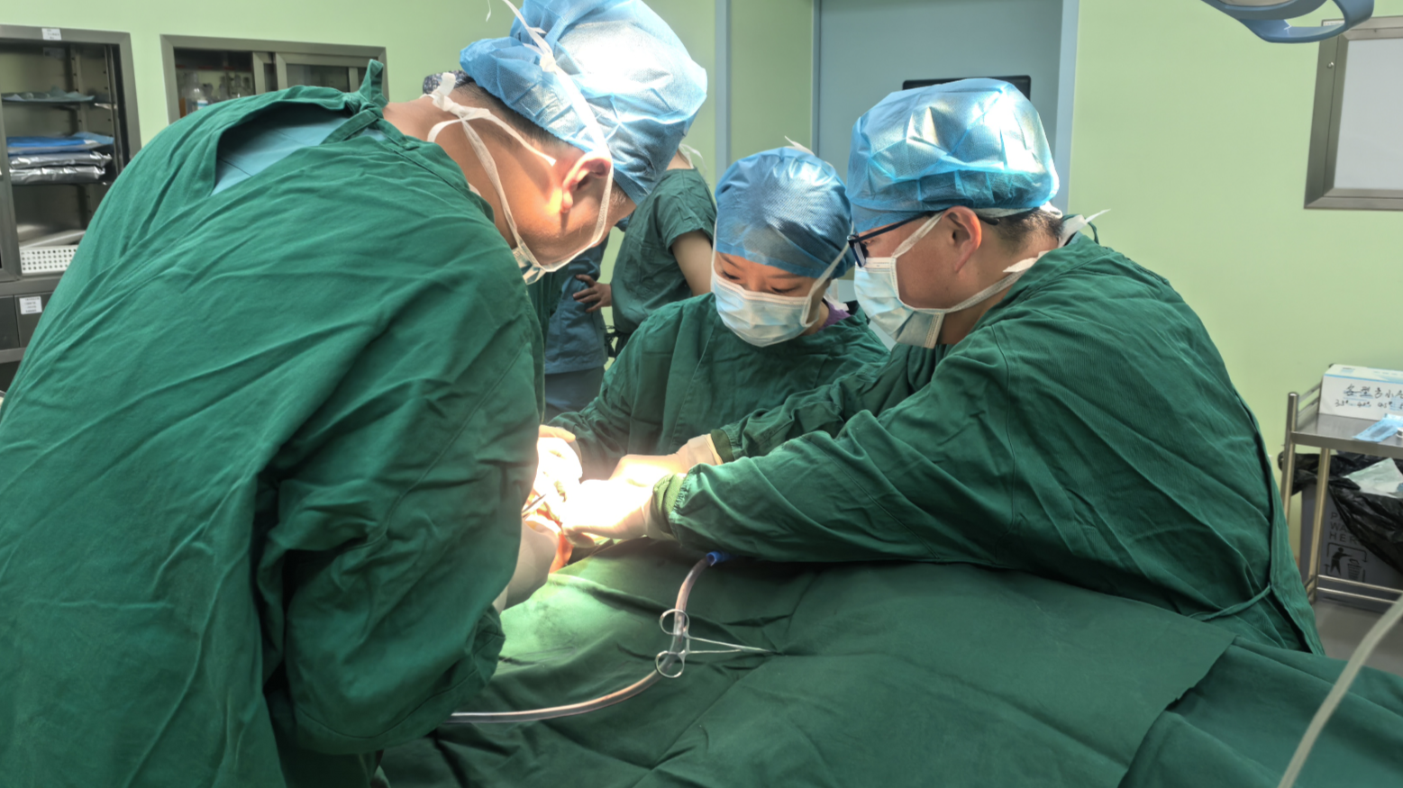 凌晨手术室的无影灯：北京军医深夜守护西北幼儿“新生恒牙”