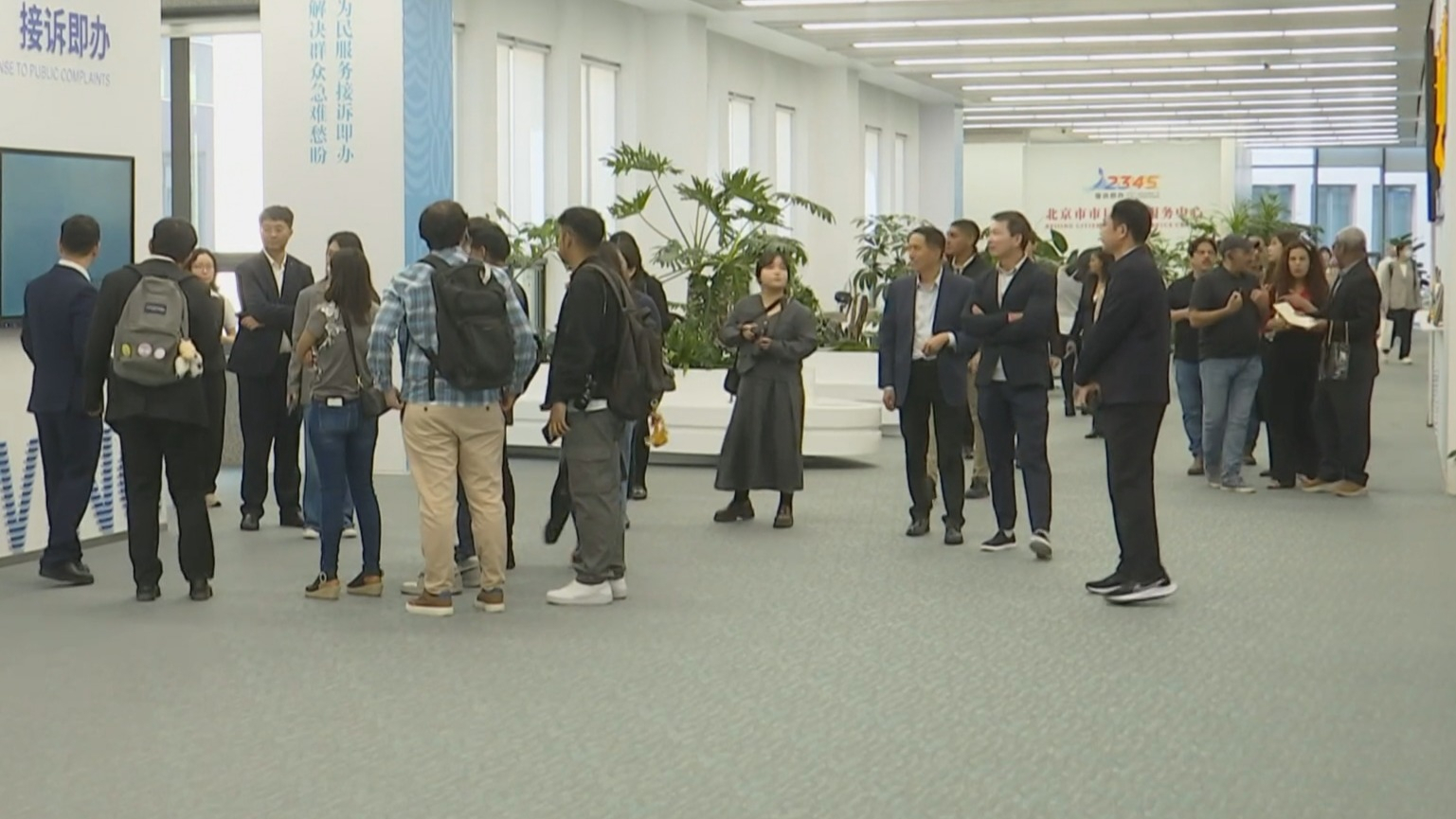 外国记者赴市市民热线中心和市政务服务中心参访交流