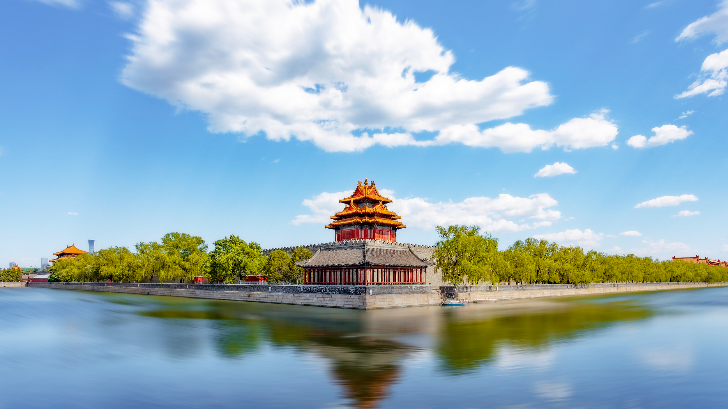 北京今天白天晴转多云，最高气温33℃，有分散性雷阵雨