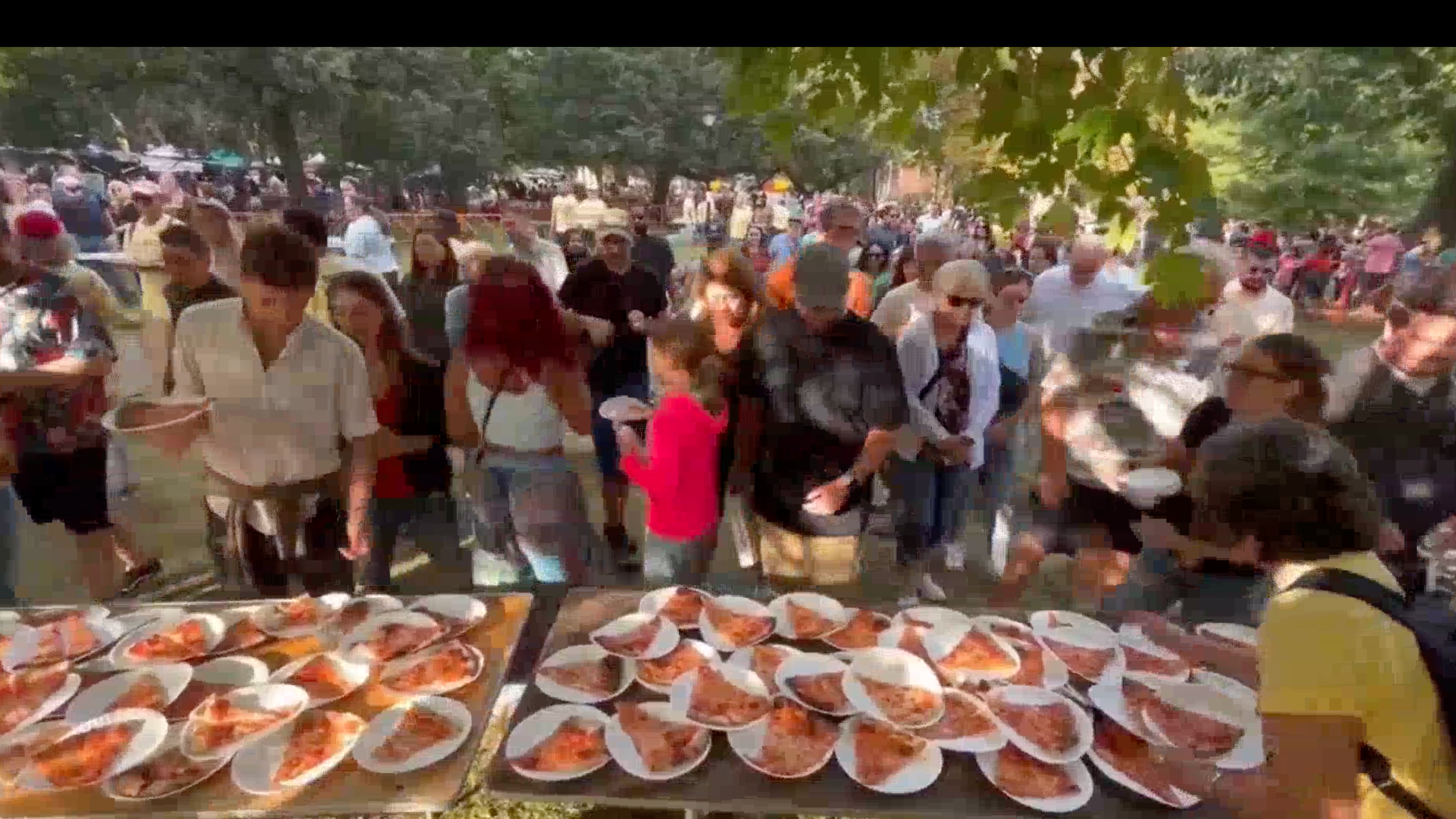 美国纽黑文市举办全球最大比萨聚会