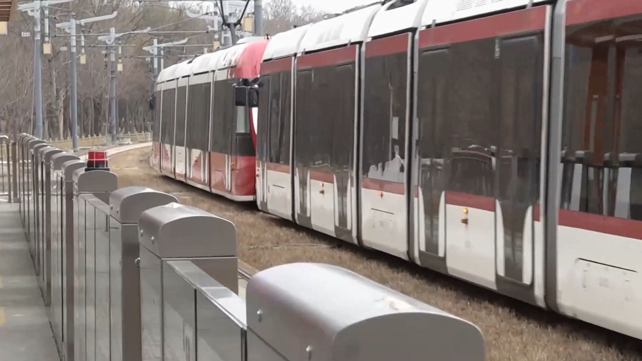 “最美西郊线”上线重联列车 植物园站适时开启“出站免刷” “最美西郊线”上线重联列车 植物园站适时开启“出站免刷”