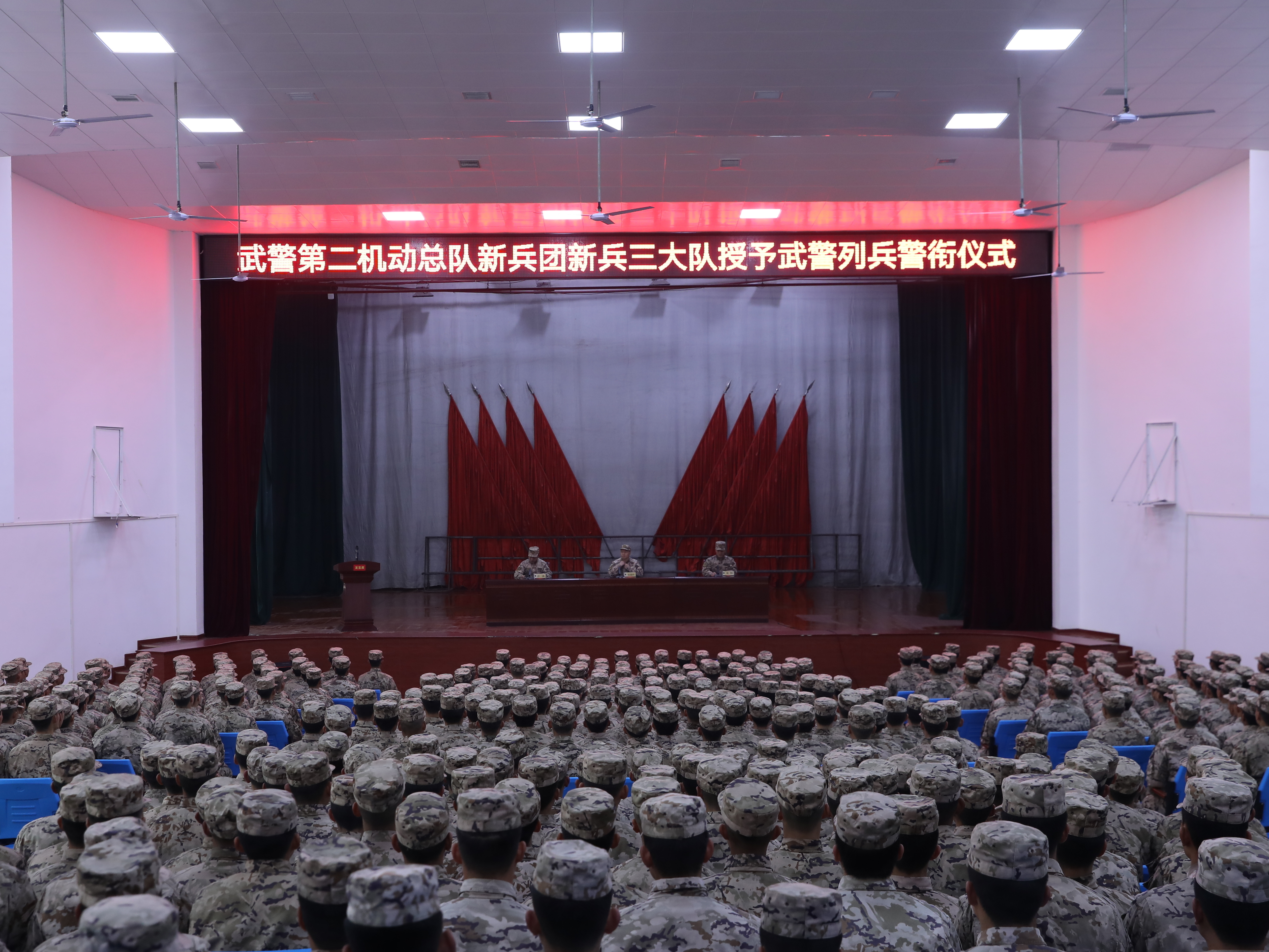 授衔! 千余名新兵的“高光时刻” 授衔! 千余名新兵的“高光时刻”