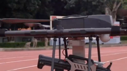 无人机不仅会飞，居然还会开枪了