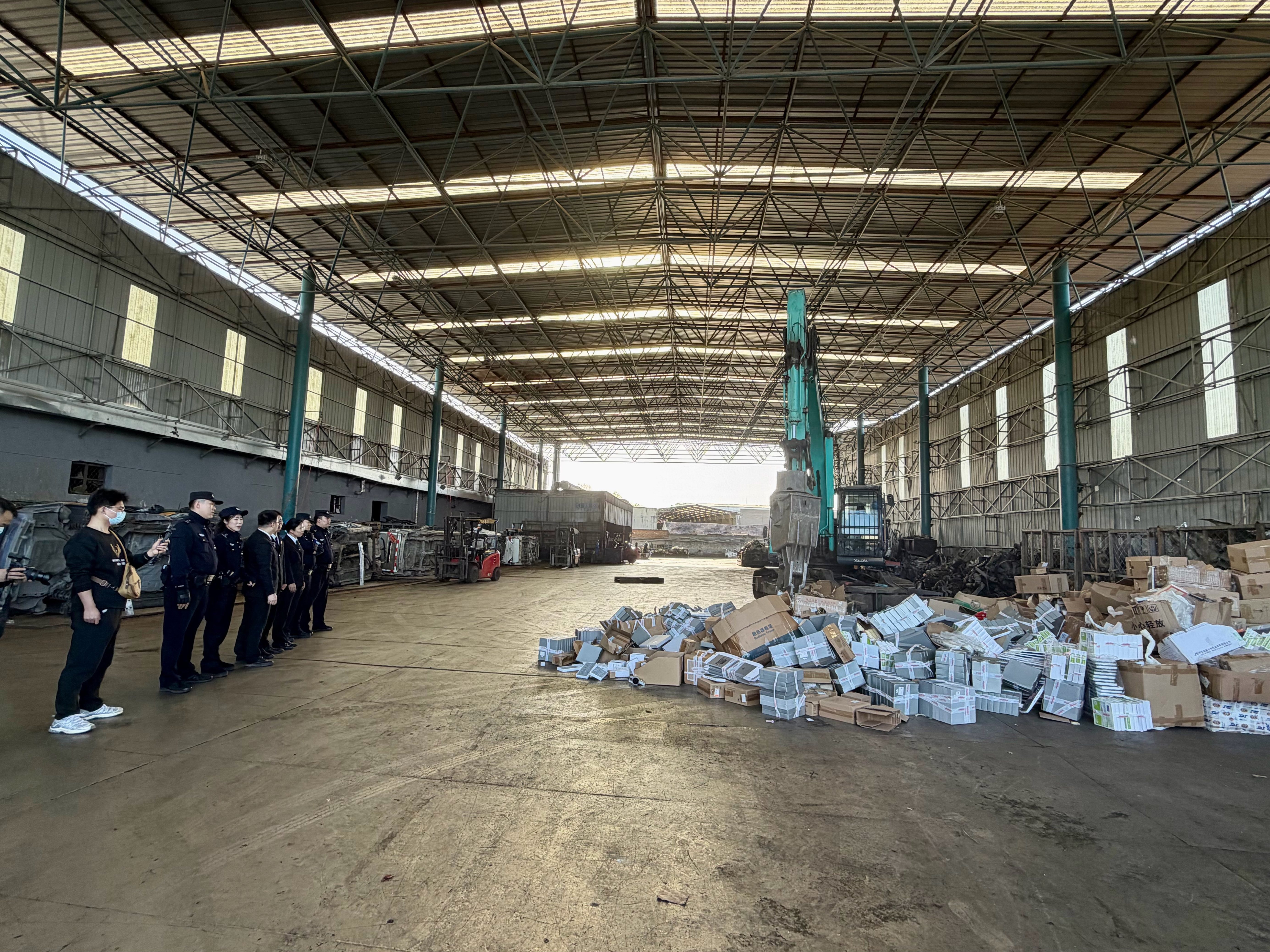 假刹车片、假安全气囊,近万件假冒汽车配件被集中销毁 假刹车片、假安全气囊,近万件假冒汽车配件被集中销毁