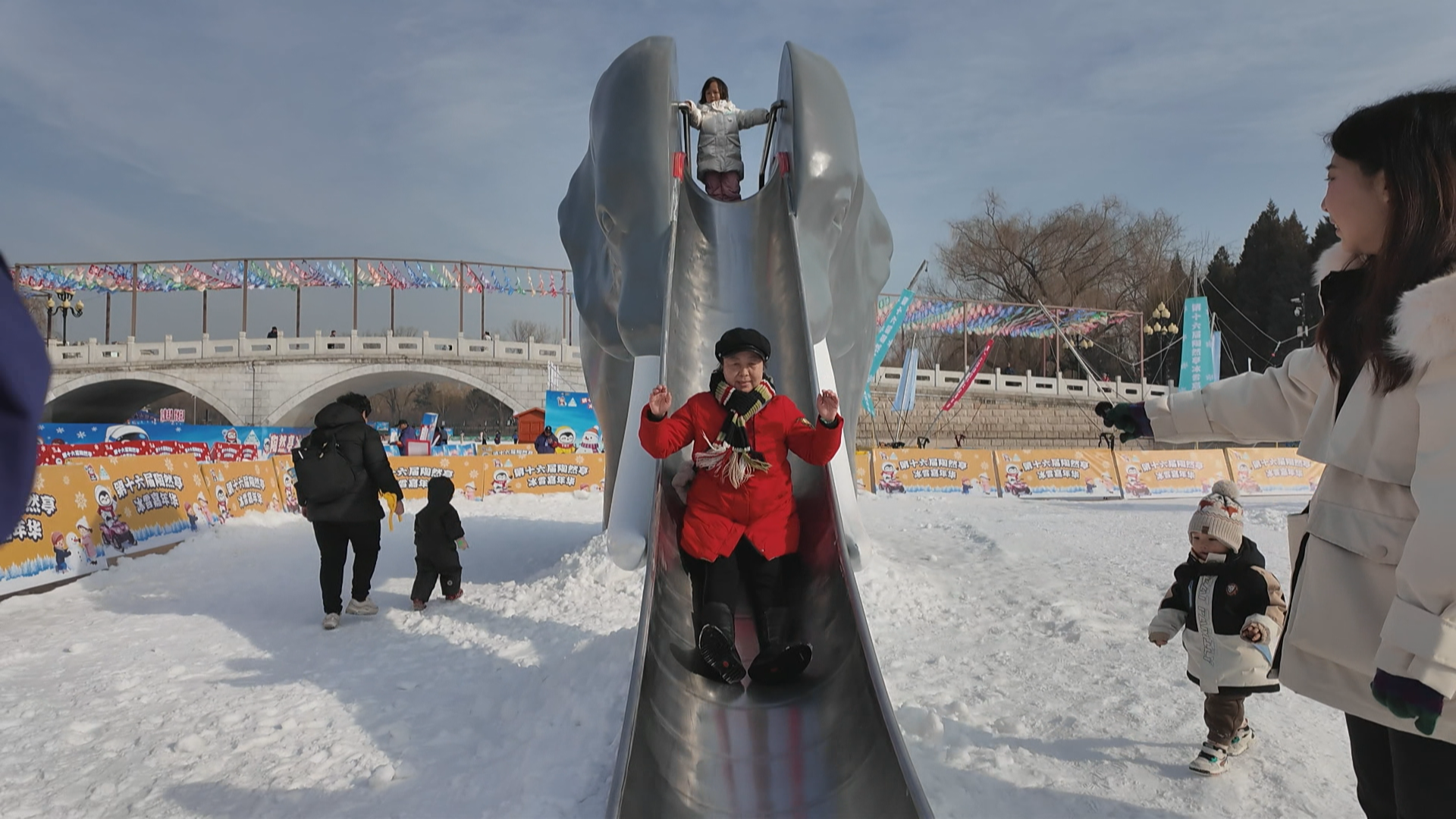 绝对焦点位！陶然亭公园大象滑梯前挤满了来找童年回忆的大人