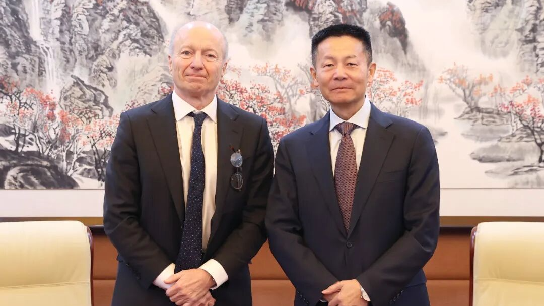 证监会主席吴清会见英国金融行为监管局主席欧达礼