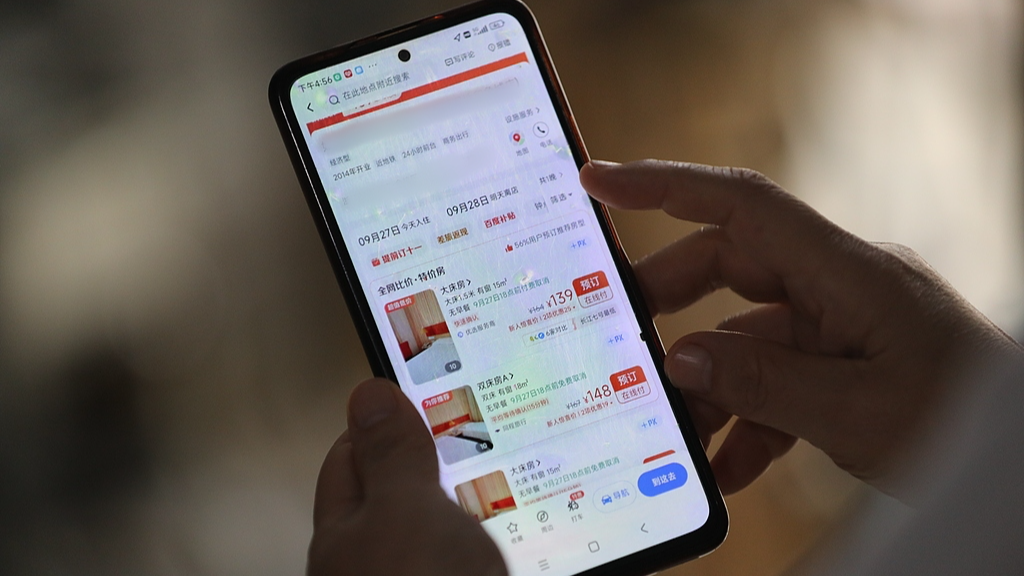 “推个很大的行李箱,在酒店门口,没地方去” “推个很大的行李箱,在酒店门口,没地方去”