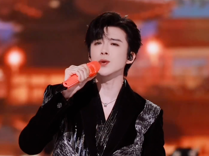 刘宇宁一袭流光西装沉浸式献唱《烽月》 刘宇宁一袭流光西装沉浸式献唱《烽月》