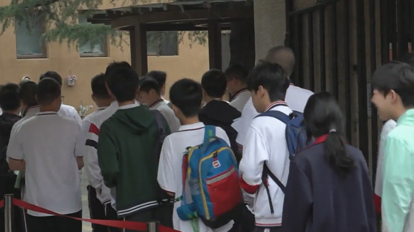 北京中考首日各考点平稳有序 老师家长送上温馨祝福 北京中考首日各考点平稳有序 老师家长送上温馨祝福