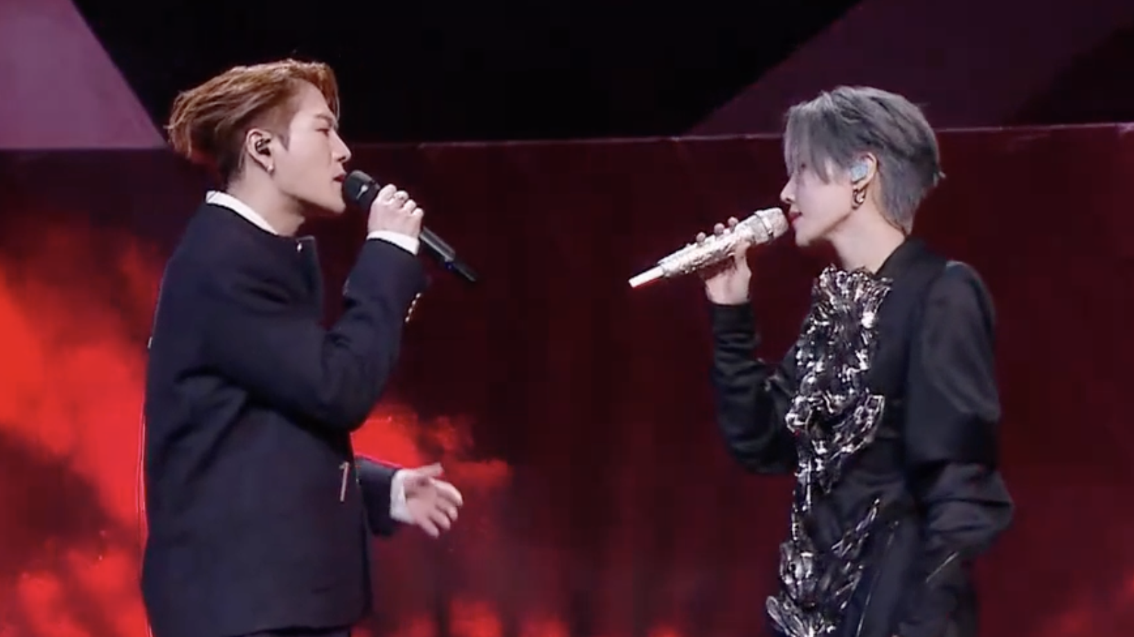 2025微博之夜上王嘉尔×刘雨昕带来合作舞台《Made Me a Man》 2025微博之夜上王嘉尔×刘雨昕带来合作舞台《Made Me a Man》