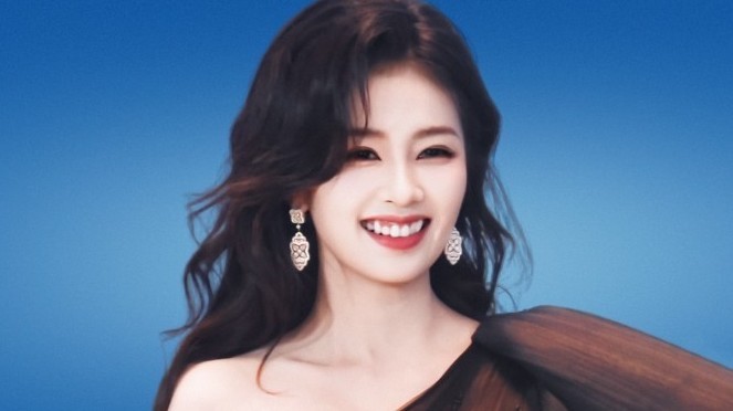 2025 爱奇艺尖叫之夜红毯来袭，白鹿随《临江仙》剧组亮相