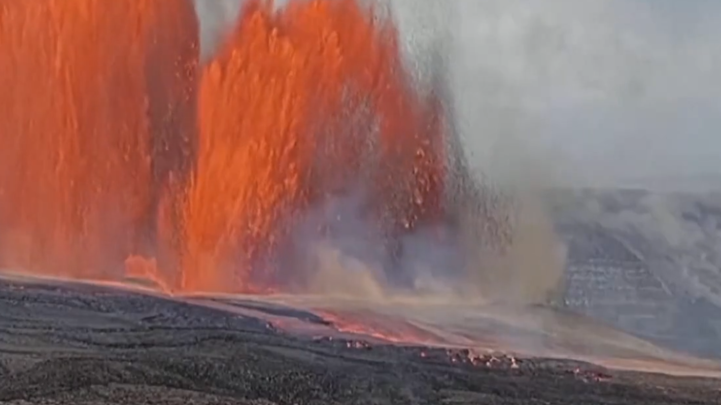 夏威夷基拉韦火山喷出300米高“熔岩喷泉” 夏威夷基拉韦火山喷出300米高“熔岩喷泉”