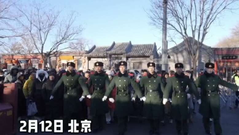 元宵雍和宫祈福人流饱和,看武警们如何采用“人墙战术”守护游客安全 元宵雍和宫祈福人流饱和,看武警们如何采用“人墙战术”守护游客安全