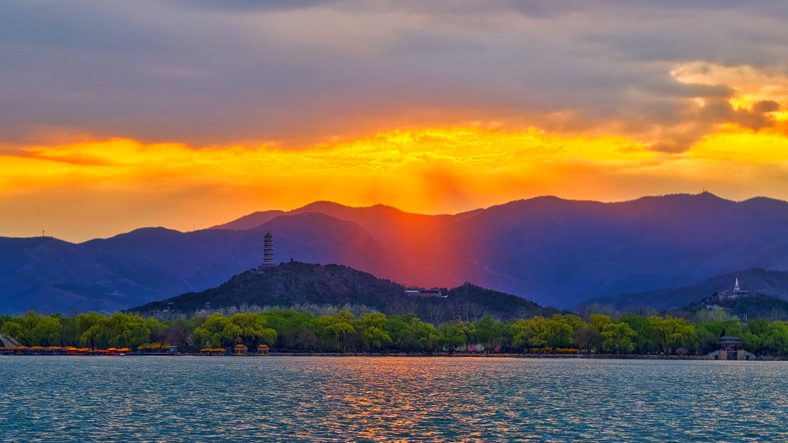 京城傍晚：浩浩层云遮不住，华光万丈染红霞