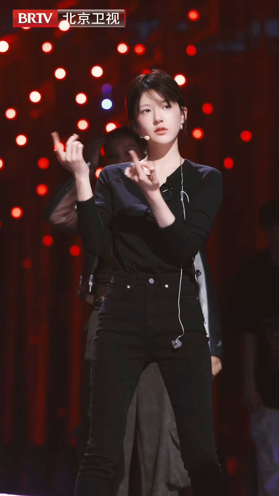 赵露思短发素颜路透~