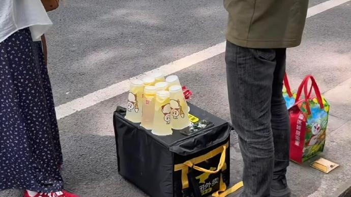 男生景区“倒卖”蜜雪冰城柠檬水，“商业奇才”还是“隐形雷区”？