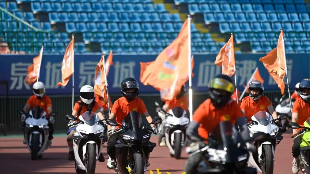 张雪机车惊艳亮相齐鲁超赛济南赛区开幕式！车友：万众瞩目倍感激动