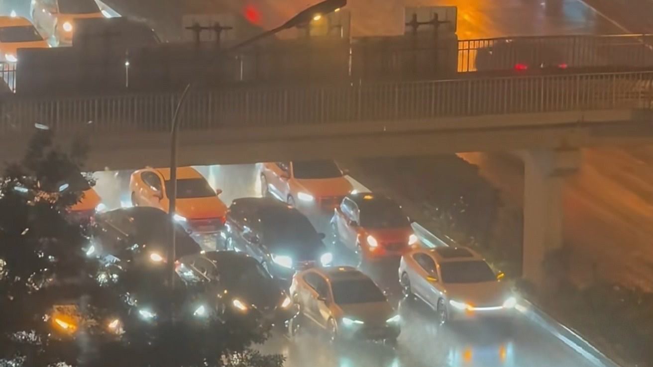 车辆桥下躲冰雹致堵:是紧急避险还是自私自利?律师解读责任边界 车辆桥下躲冰雹致堵:是紧急避险还是自私自利?律师解读责任边界