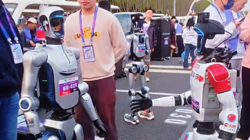 机器人求握手被拒 停顿这下太真实