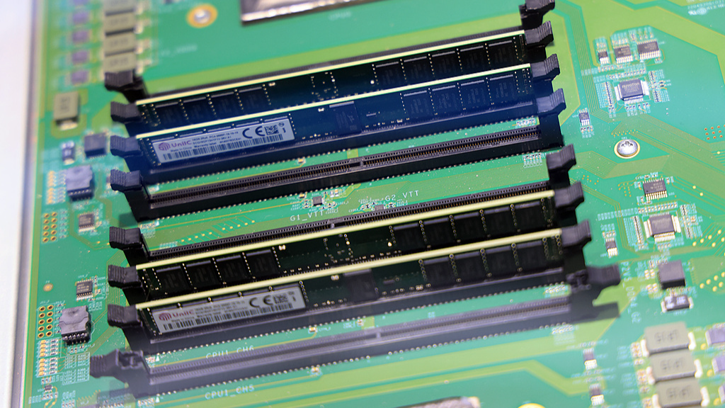 一盒内存条堪比上海一套房:AI狂潮下的半导体“黄金时代” 一盒内存条堪比上海一套房:AI狂潮下的半导体“黄金时代”