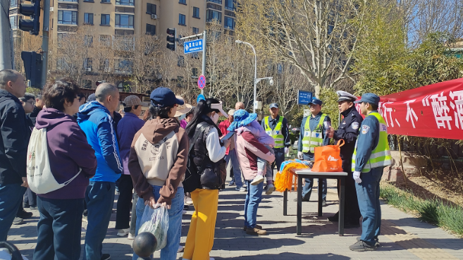 海淀交警深入社区开展交通安全宣传 筑牢非机动车安全防线
