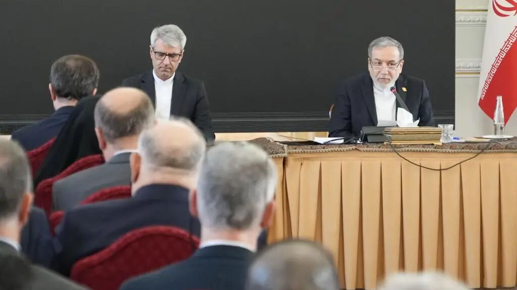 自突袭委内瑞拉、强掳马杜罗后，美国真要打伊朗？