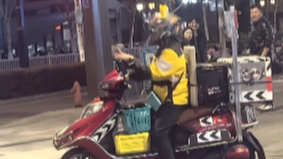 外卖小哥在等灯间隙放飞自我  有趣的灵魂万里挑一