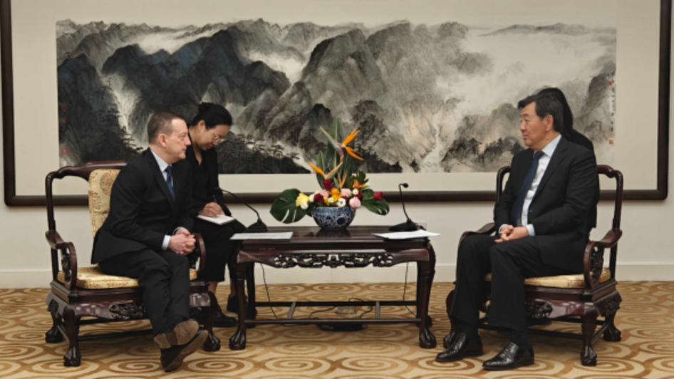 中国政府中东问题特使翟隽会见法国驻华大使白玉堂