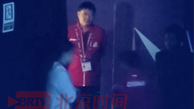 孙颖莎离场热身，邱贻可在入场口等待