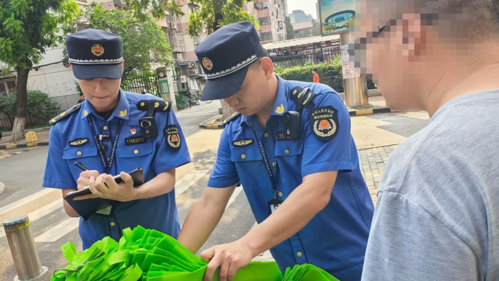 校门前教培小广告多  城管出手了