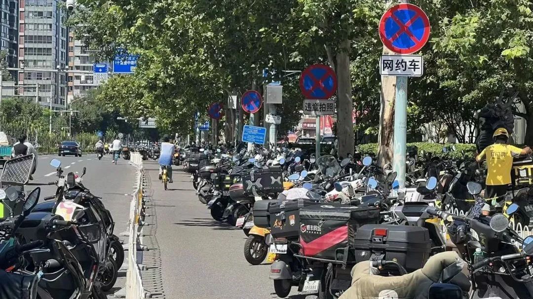 “一连四个禁停标志，没用，就在这停车上下客……”