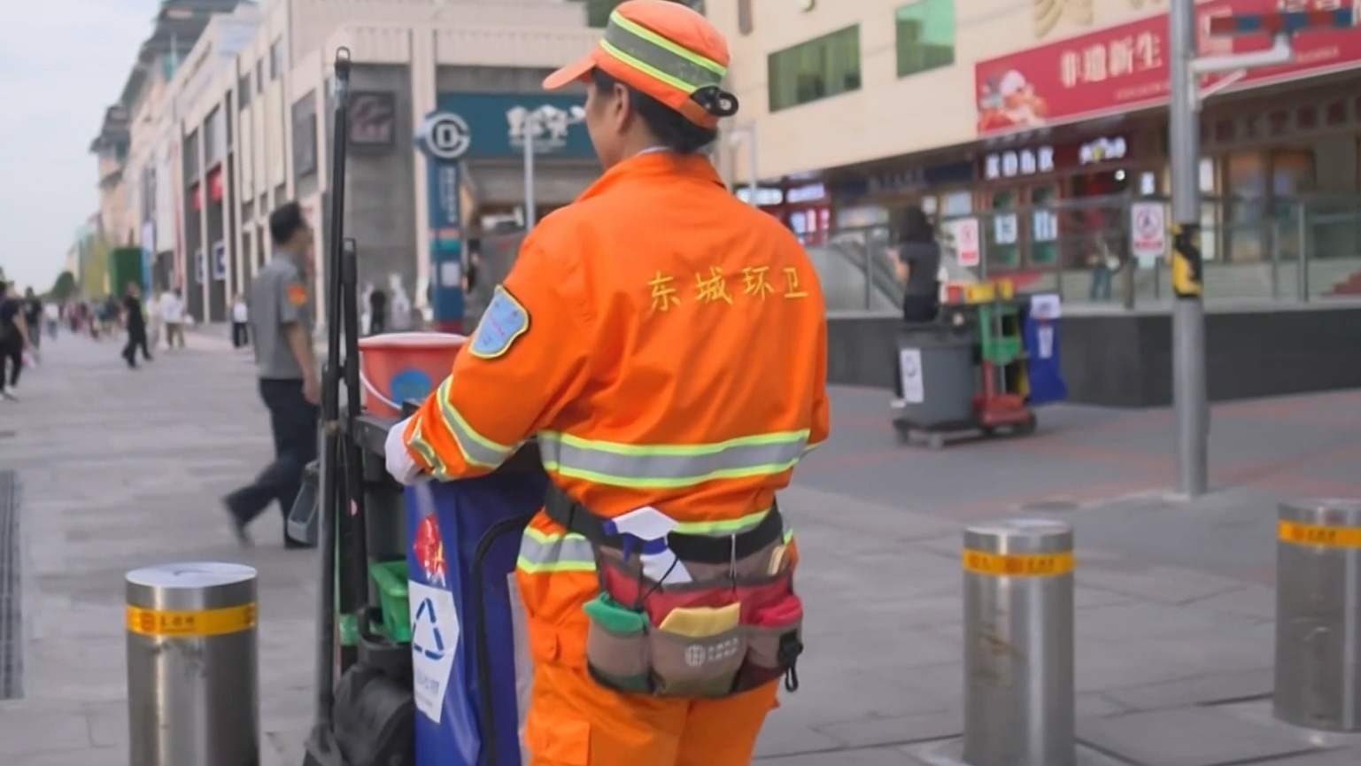 北京近4万名环卫工人国庆中秋假期全员在岗
