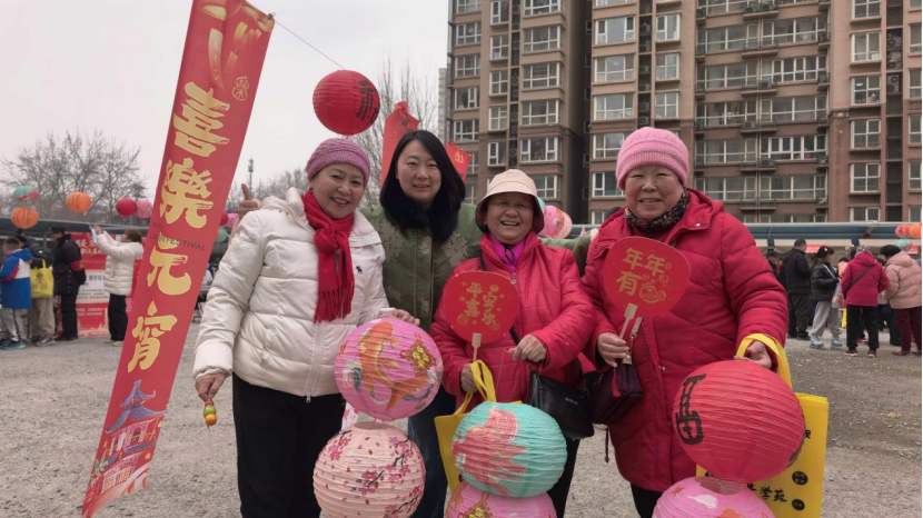 志愿者当“摊主”邻里共团圆 青荷里社区元宵节活动彰显治理温度 志愿者当“摊主”邻里共团圆 青荷里社区元宵节活动彰显治理温度