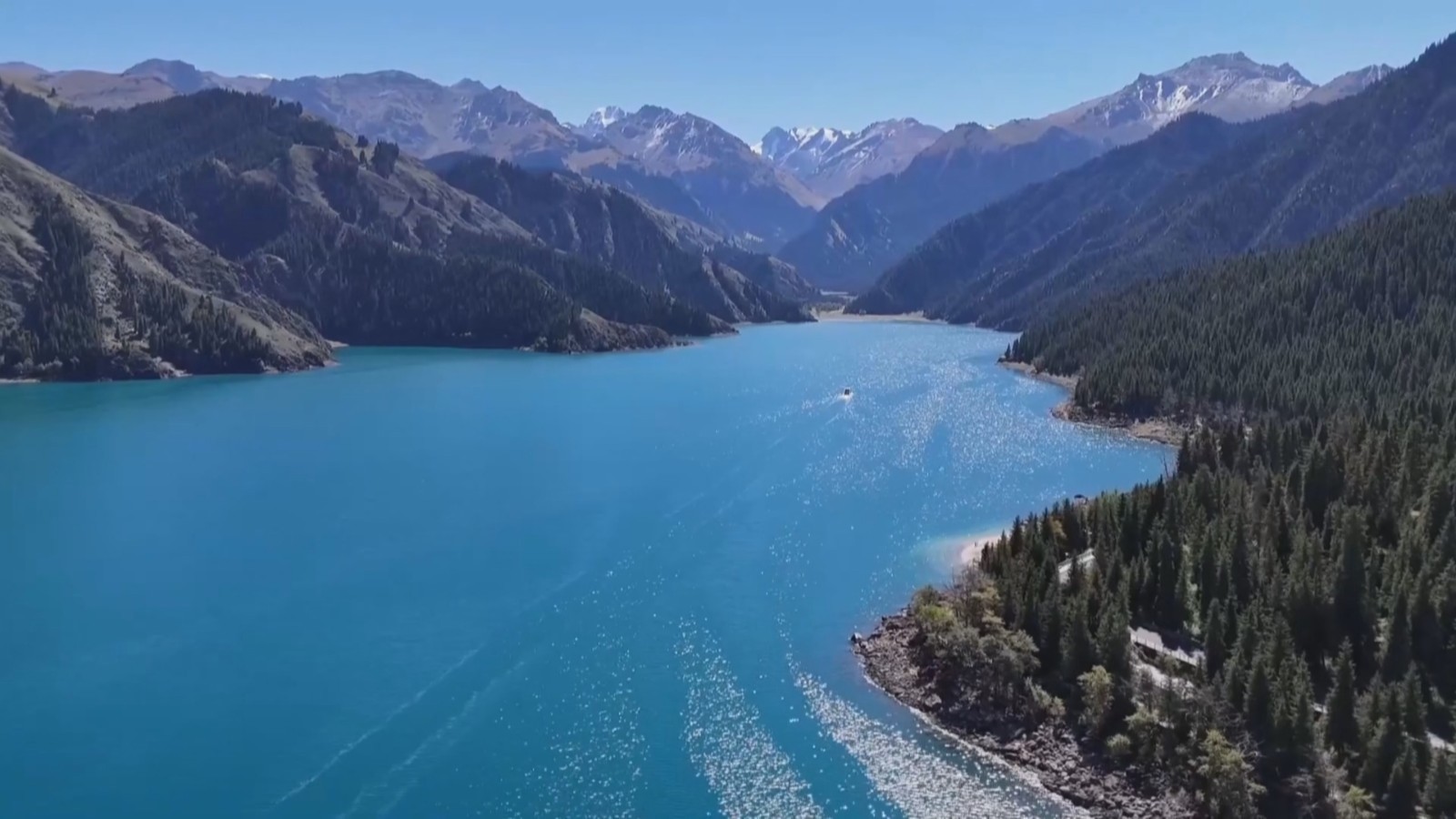 新疆：天山天池秋日美景迎客来