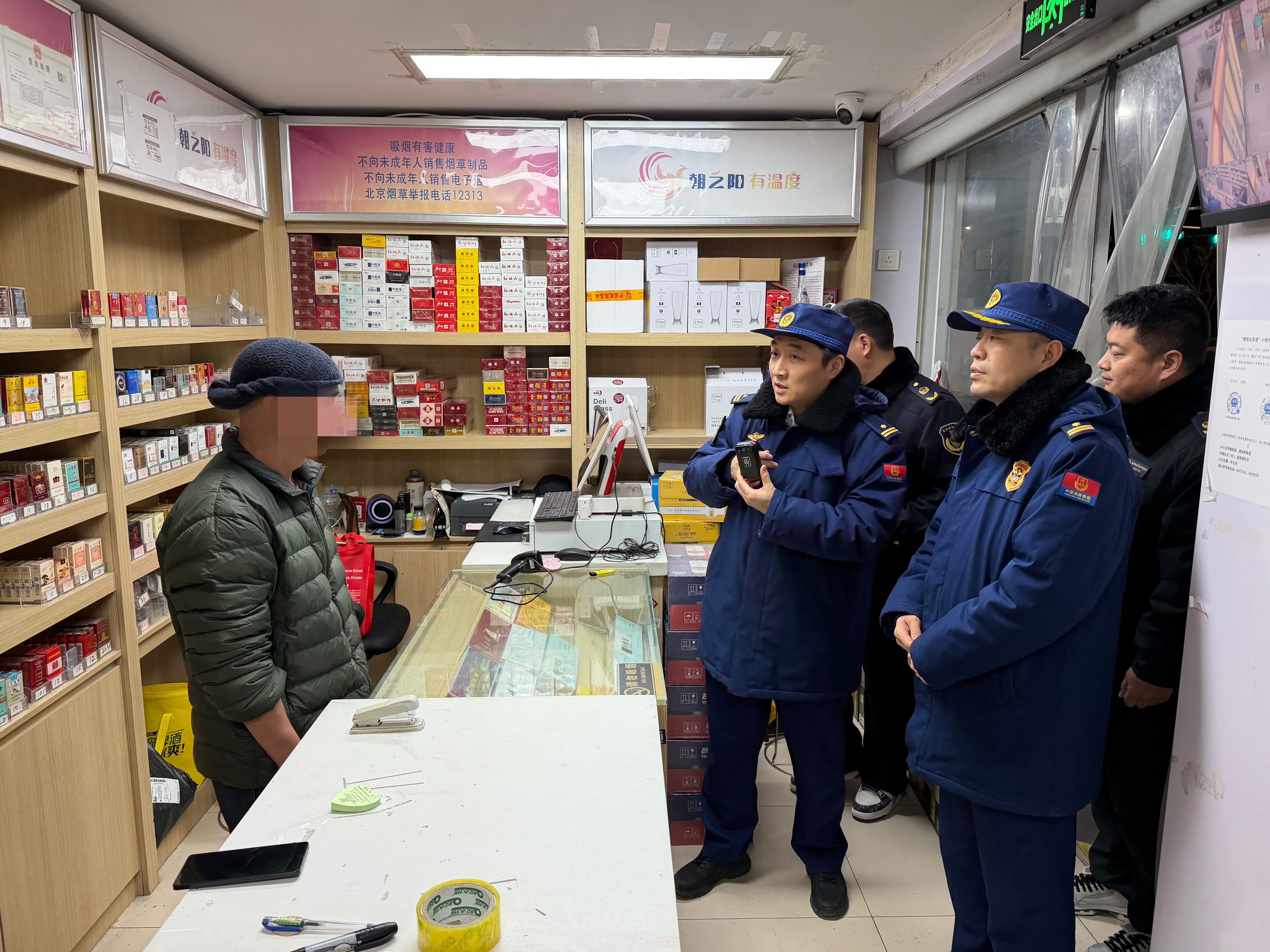 朝阳今晚夜查 “九小场所”，一烟酒商店违规住人被查处