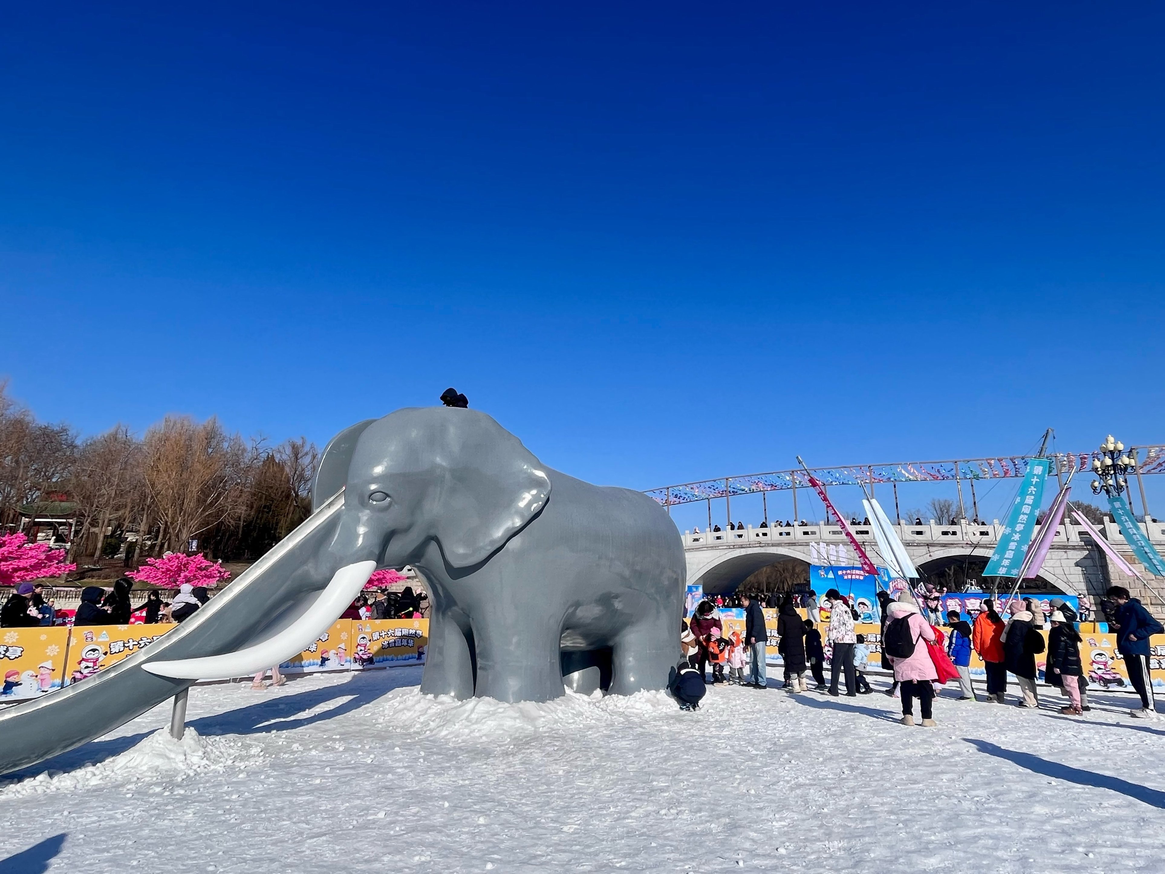大象滑梯回归，陶然亭掀“回忆杀”，冰雪嘉年华同款冰箱贴热销