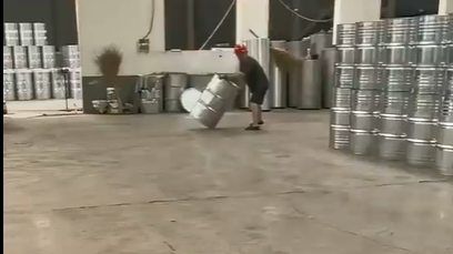 厉害！工人师傅“甩桶入位”超丝滑