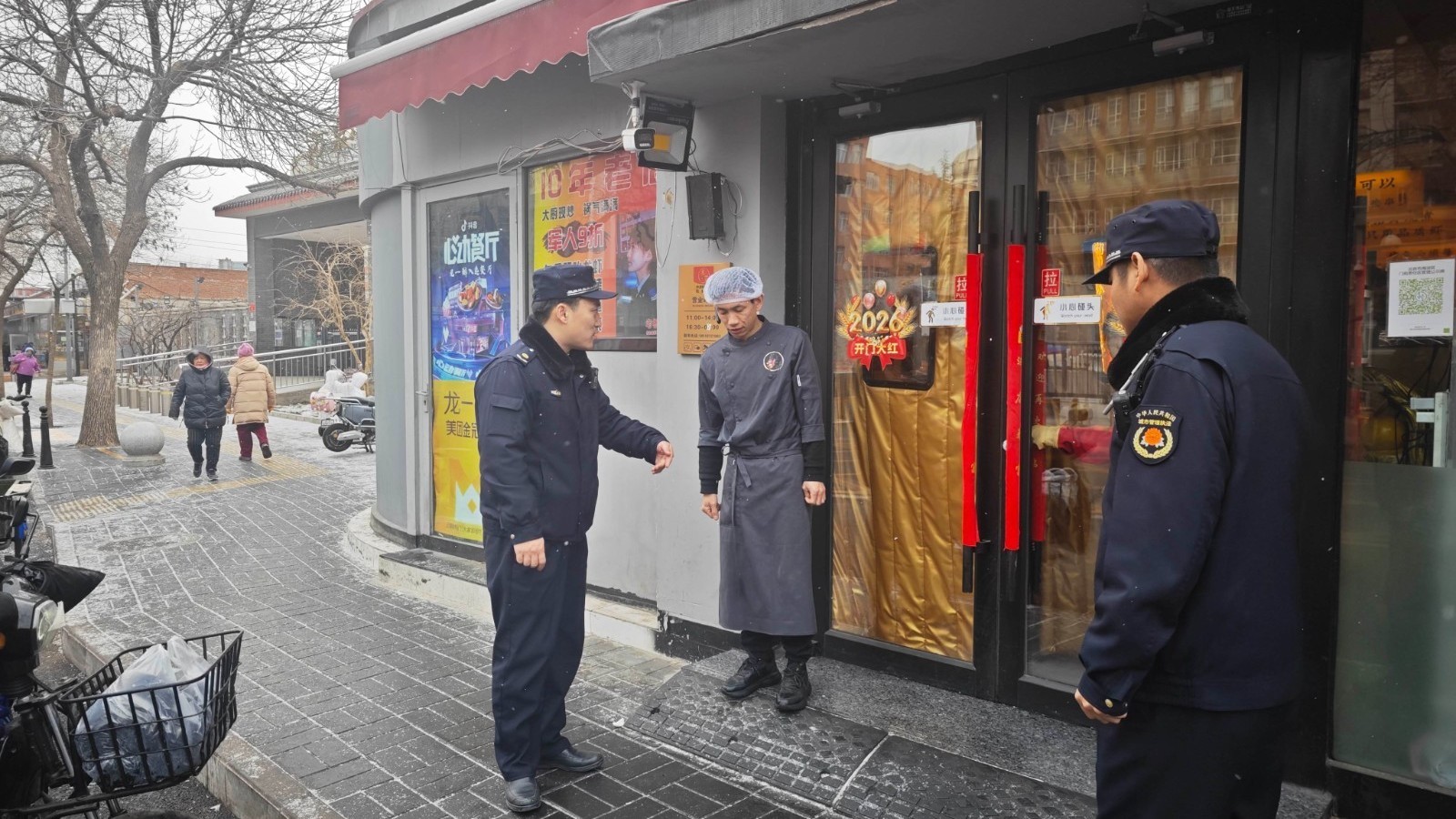 海淀城管筑牢雪天安全防线 督导商圈地铁周边扫雪铲冰 海淀城管筑牢雪天安全防线 督导商圈地铁周边扫雪铲冰