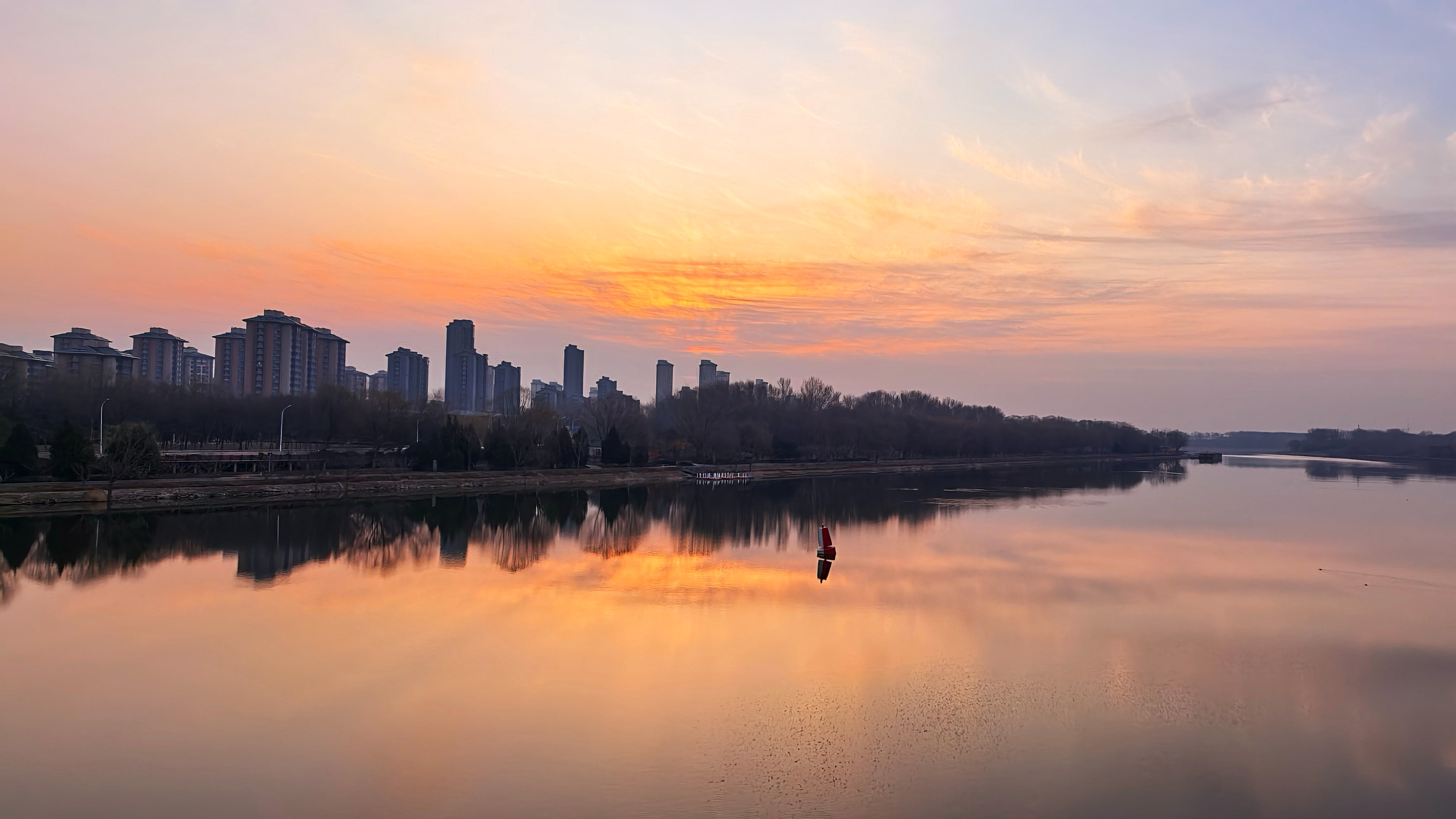 朝霞扮靓北京天空,玉渊潭又现金光穿洞 朝霞扮靓北京天空,玉渊潭又现金光穿洞