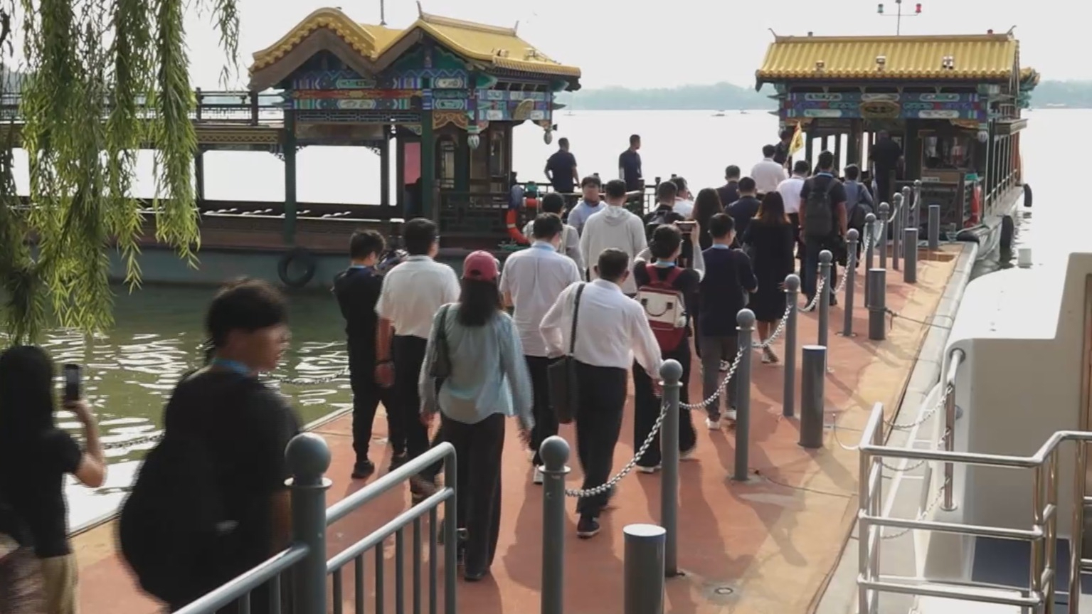 北京文化论坛嘉宾品味皇家园林 颐和园中偶遇“扫地僧”